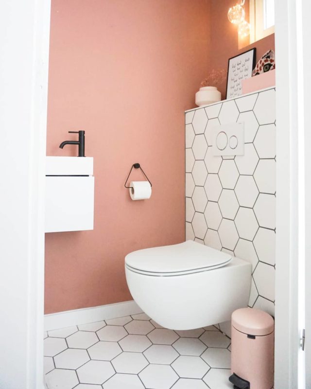Toilet met roze nog meer lampen | Cafedeco